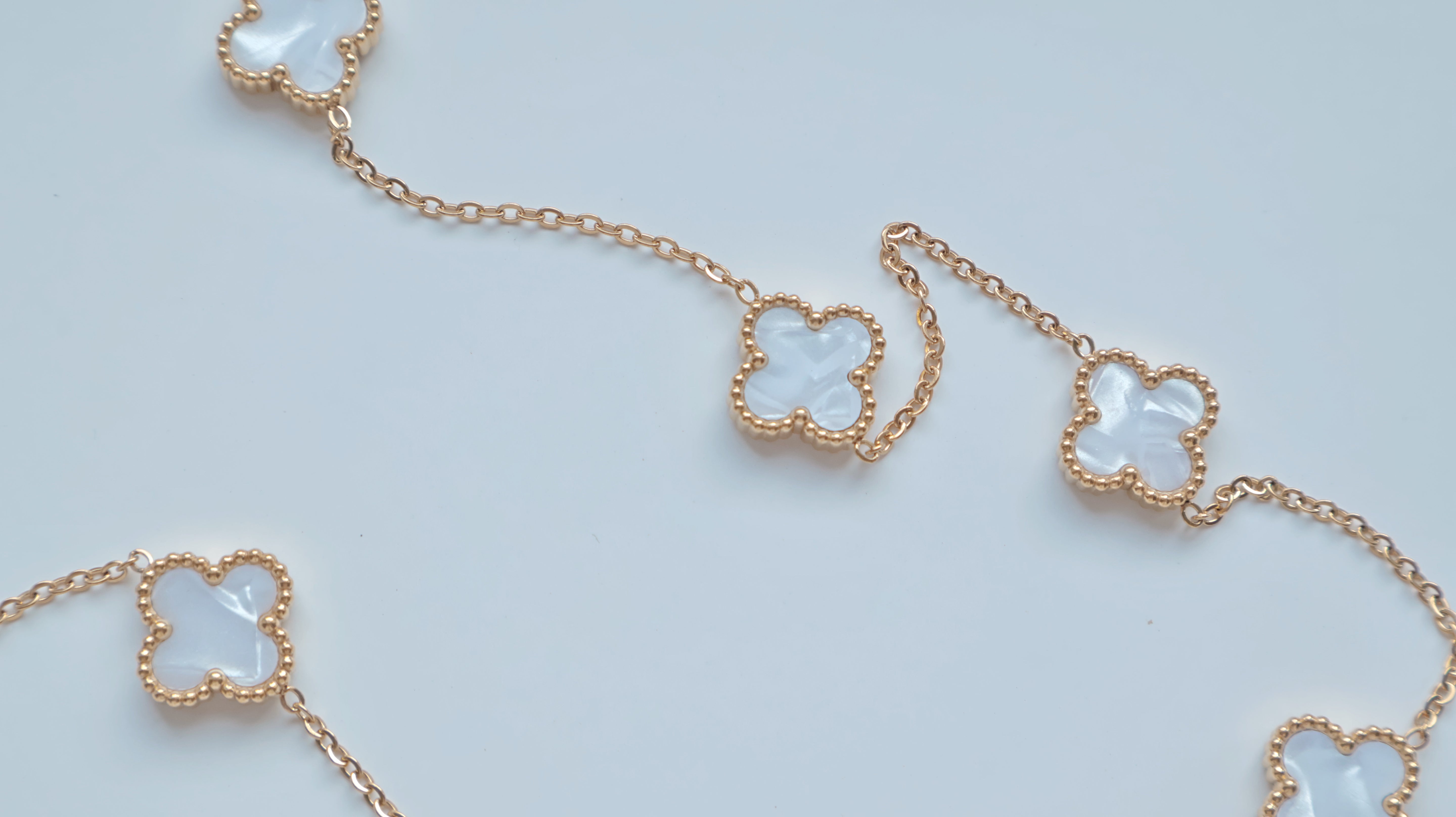 CLOVERS NECKLACE - WHITE